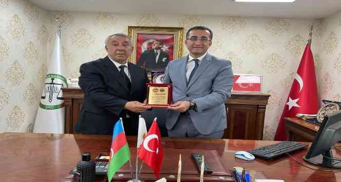 Serdar Ünsal’dan Baro Başkanı Alakan’a plaket