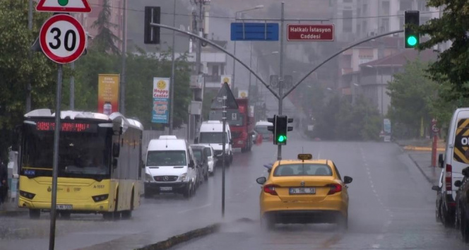 İstanbulda sağanak yağış etkisini artırıyor