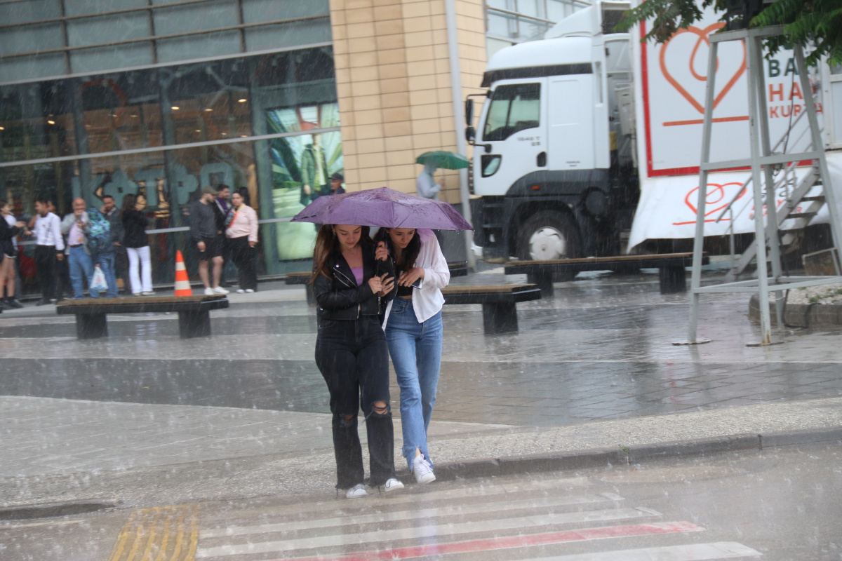 Eskişehir&#039;de sağanak yağış günlük hayatı olumsuz etkiledi