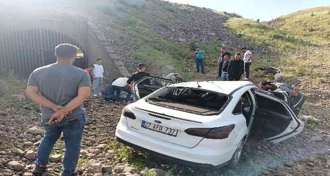 Bingöl’de otomobil şarampole yuvarlandı: 3 yaralı