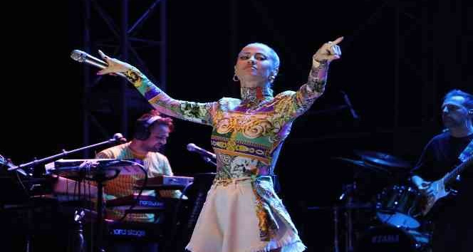 Kiraz Festivali görkemli sona erdi: Derya Uluğ Tekirdağ’da konser verdi