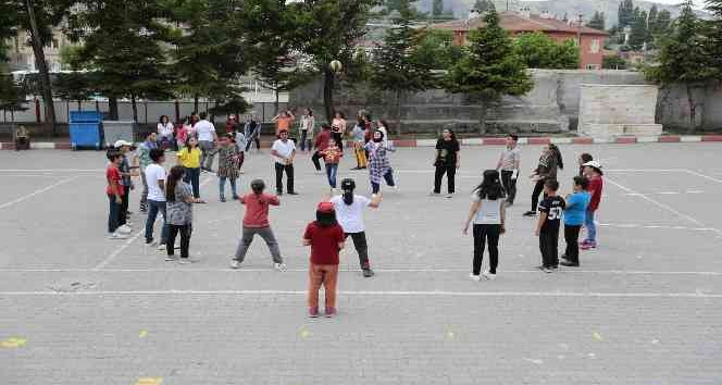 Çocuklar için el ele verdiler