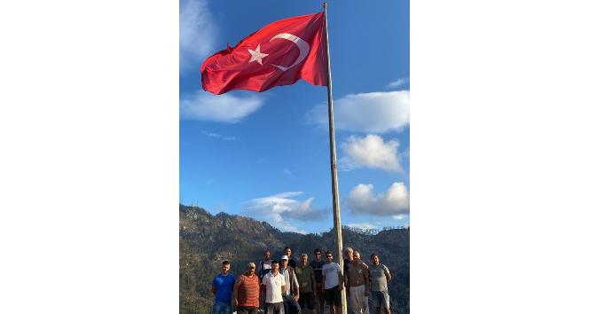 Marmarisli vatandaşlar yanan tepeye Türk Bayrağı dikti