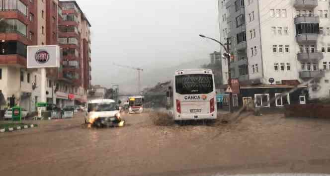 Gümüşhane’de şiddetli yağış sonrası caddeler göle döndü