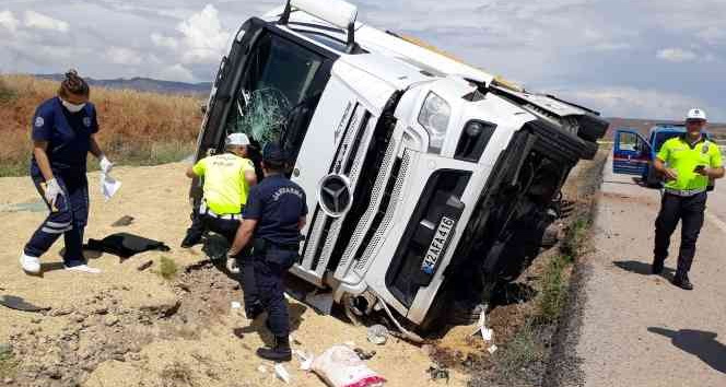 Devrilen tırın kupasında sıkışan sürücü can verdi