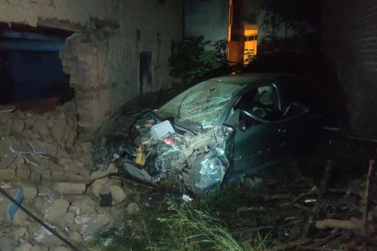 Otomobil evin duvarına daldı: 1 ölü