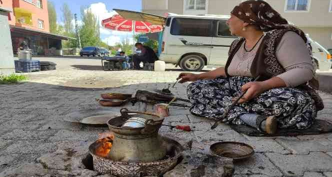 Kalaycılığı yaşatmak için Türkiye’yi dolaşıyor