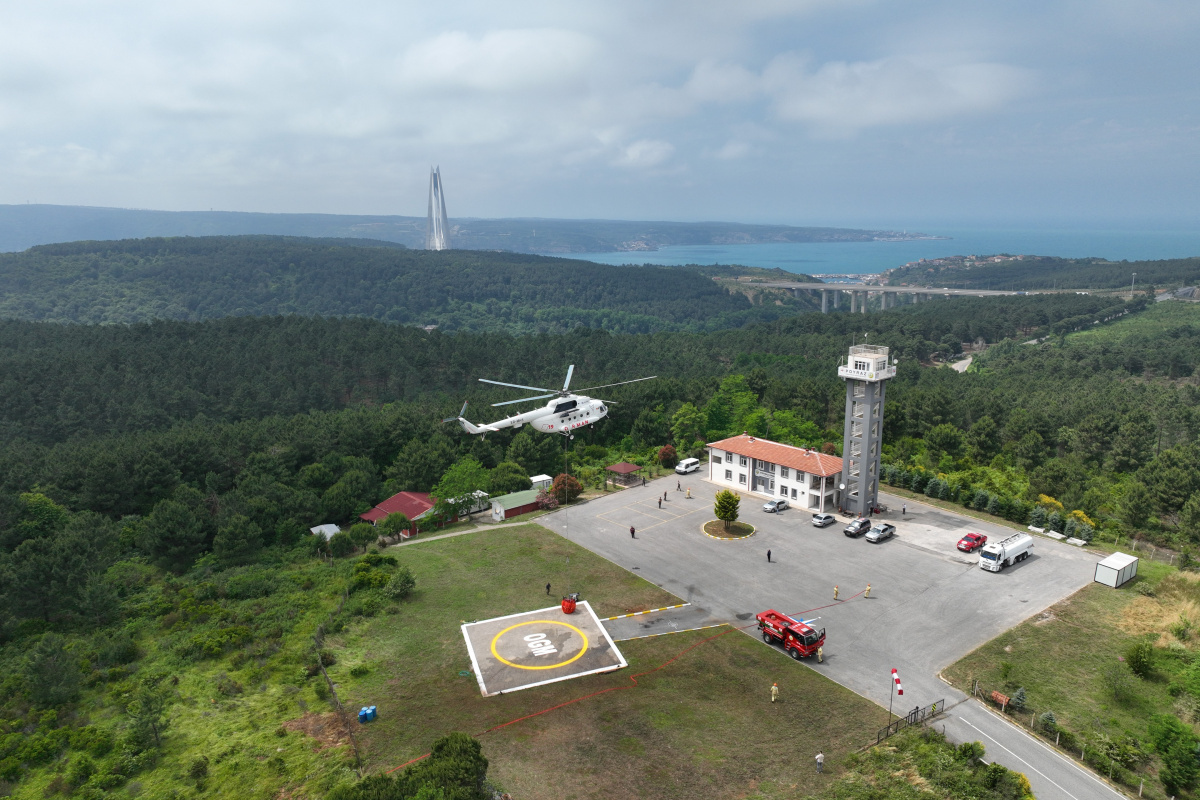 İstanbul’da helikopter destekli nefes kesen yangın söndürme tatbikatı