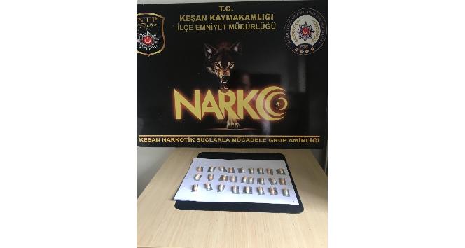 Hem üzerinde hem de evinde sentetik ecza yakalandı