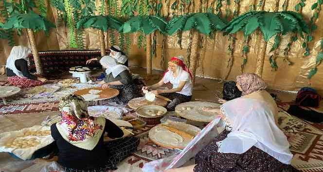 Minik öğrenciler hamur açıp börek yaptı