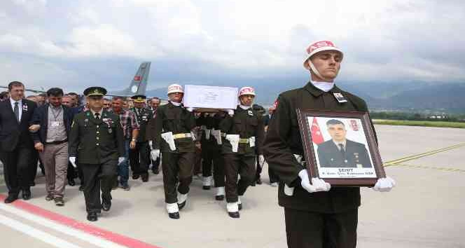Şehit cenazesini havalimanında protokol karşıladı