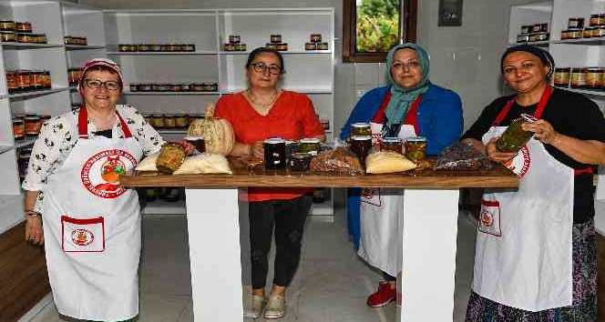 Yöresel ürün pazarında her gün farklı lezzetler sunuluyor