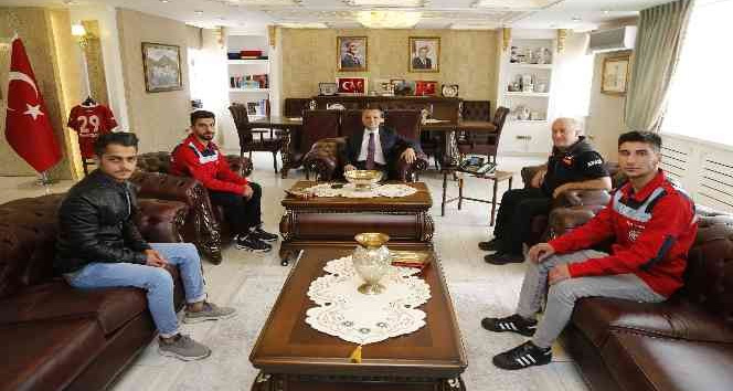 Selde su çukuruna düşen Sena’yı kurtaran 3 kahraman genci Vali Taşbilek makamında ağırladı