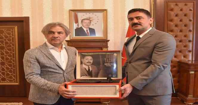 Vali Tekbıyıkoğlu’ndan Bakan Yardımcısı Demircan’a anlamlı hediye