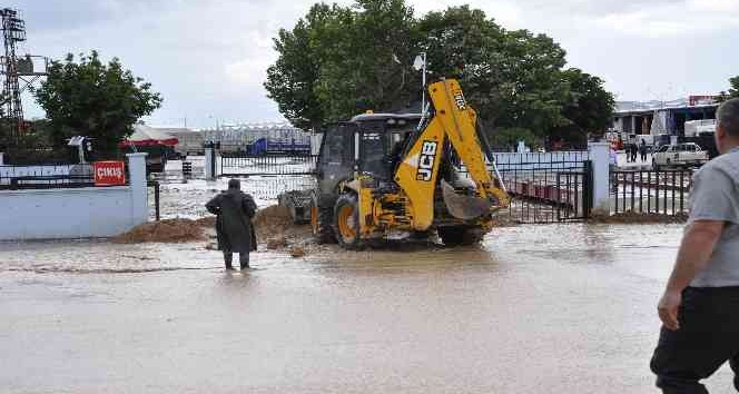 Karaman’da selin şehir merkezine ulaşmasını ekipler önledi