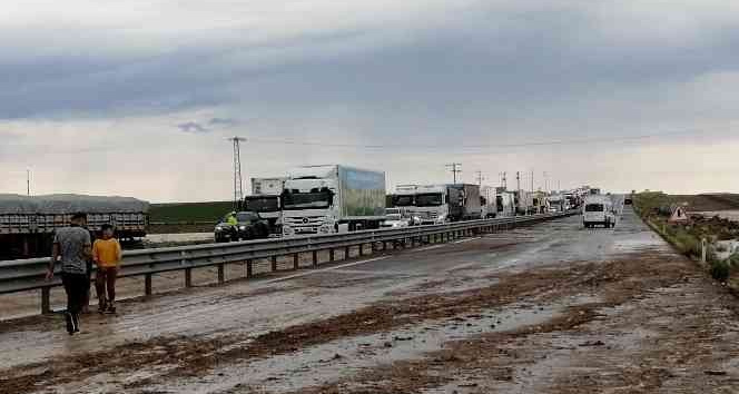 Aksaray’da sel nedeniyle Adana Yolu trafiğe kapatıldı