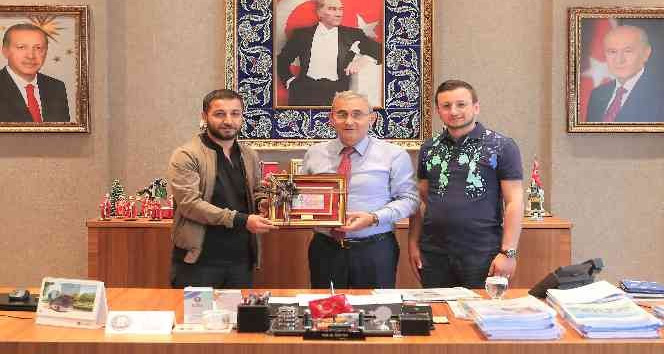 Meclis üyelerinden koleksiyonluk hediye