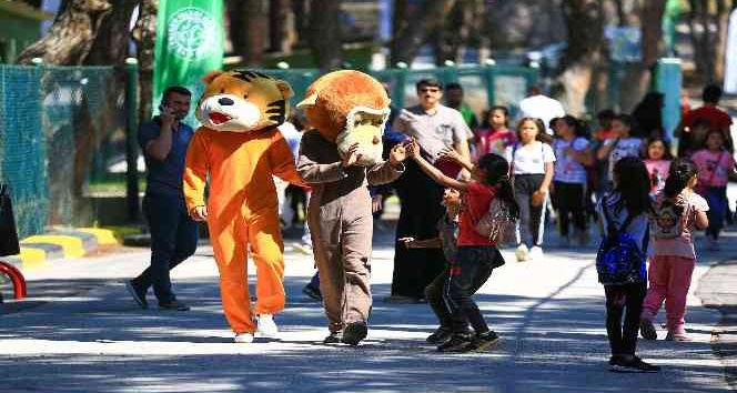 Yenilenen hayvanat bahçesi, minik öğrencilerle açıldı