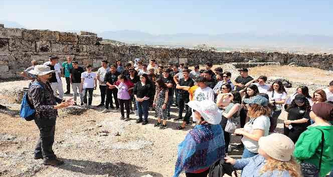 Denizlili gençler, sınav stresini gezerek atlattı
