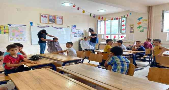 Kırsal mahallelerdeki çocukları tıraş ediyor