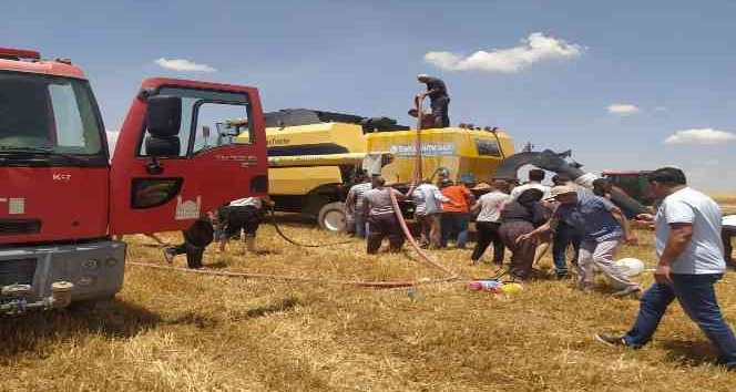 Mardin’de tarlada çalışan biçerdöverden yangın çıktı