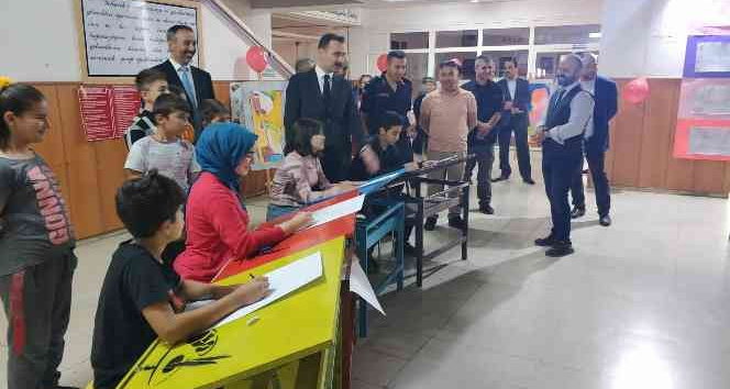 Ermenek Fikret Ünlü Yatılı Bölge Ortaokulunda yılsonu resim sergisi