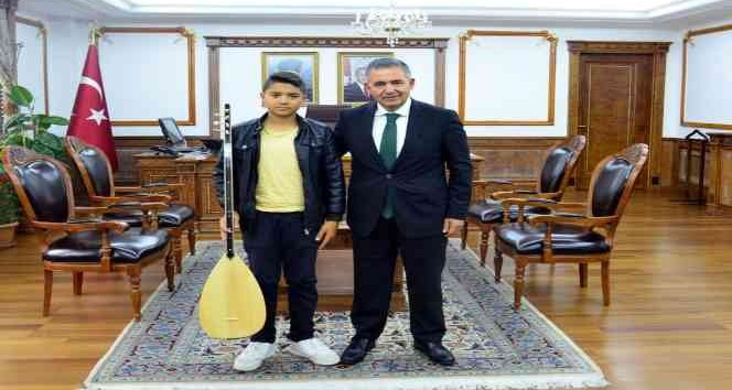 Vali Mete Buhara, dinlediği genç ozana ilk sazını hediye etti