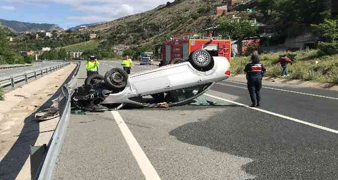 Gümüşhane’de lastiği patlayan otomobil takla attı: 2 yaralı