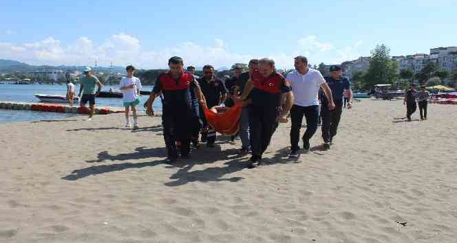 Denize düşen şapkasını almak isterken ölümden döndü