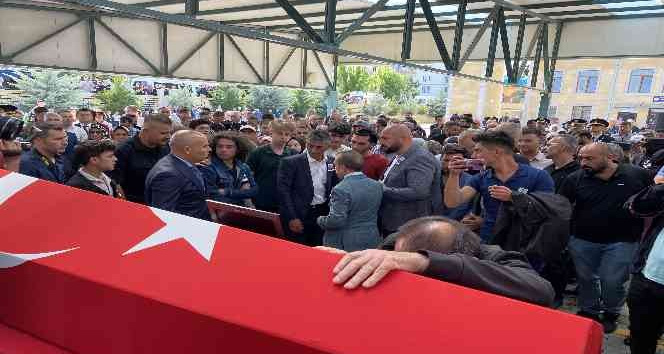 Trafik kazasında yaralanan ve tedavi gördüğü hastanede şehit olan asker Niğde’de toprağa verildi