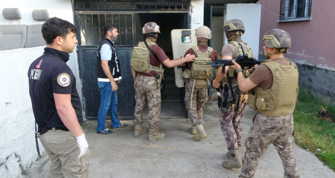 İstanbul'da meydan kavgası kamerada: Torbacı darp edildi, ortalık savaş alanına döndü