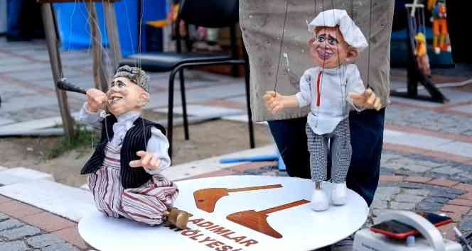 Roman havası oynayan kuklaları görenler hayranlıkla izledi