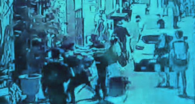 İstanbulda meydan kavgası kamerada: Torbacı darp edildi, ortalık savaş alanına döndü
