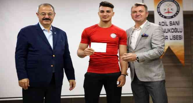 Spor Lisesinin başarılı öğrencileri ödüllendirildi