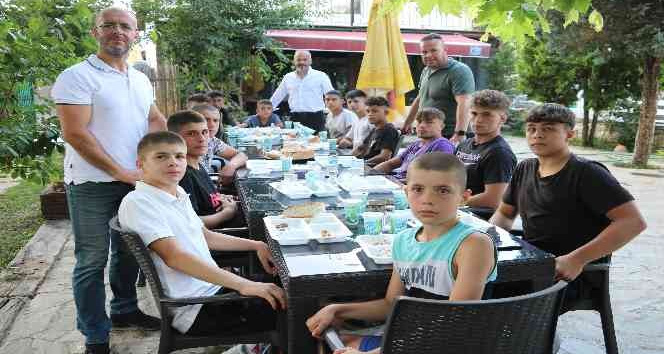 Kırkpınar öncesi minik pehlivanlara Edirne esnafından moral yemeği