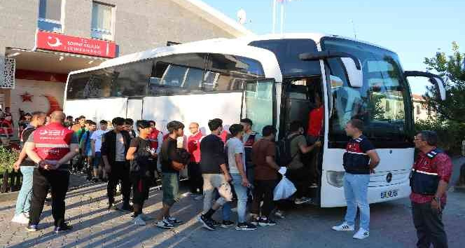 Sınır dışı edilecek göçmenler Edirne’den yola çıktı