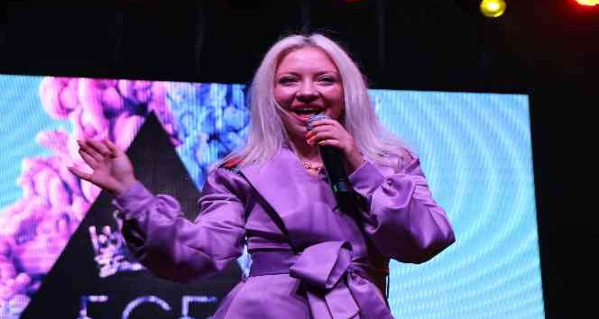 Mezuniyet töreninde Ece Seçkin ile coştular