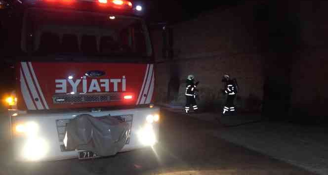 Kullanılmayan araç lastiklerinin bulunduğu depo yandı