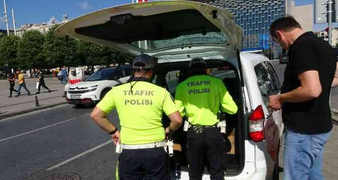 Taksim’de yapılan denetimde taksicilere ceza yağdı