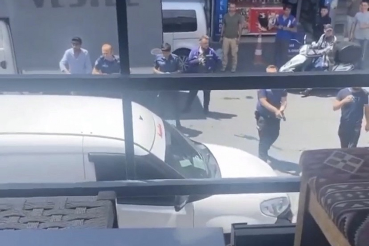 İstanbul’da hareketli anlar: Oğluyla tartışıp etrafa saldırdı polis etkisiz hale getirdi