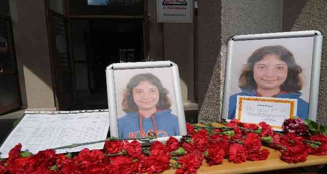 En acı karne töreni: Kazada ölen Tuana için okulunda karne töreni düzenlendi