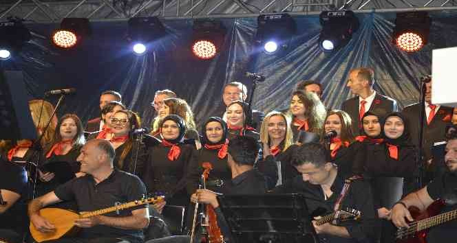 Öğretmenler korosundan Türk halk müziği konseri