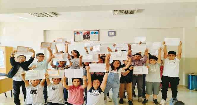 Tatvan’da 23 bin 430 öğrenci karne sevinci yaşadı