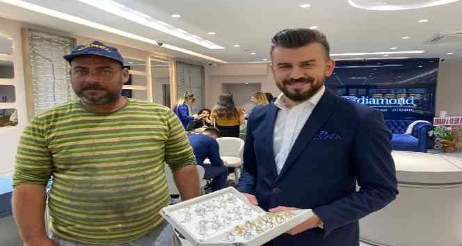 Bulduğu 100 bin TL değerindeki altınları sahibine teslim etti
