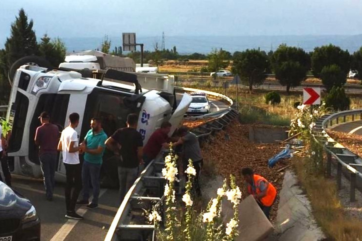 Hafriyat kamyonu devrildi, tonlarca talaş yola döküldü