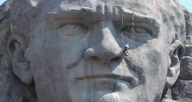 İzmir’in sembollerinden dev Atatürk maskı bakımda