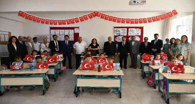 İlkokul öğrencileri karnelerini Vali Yıldırım’dan aldı