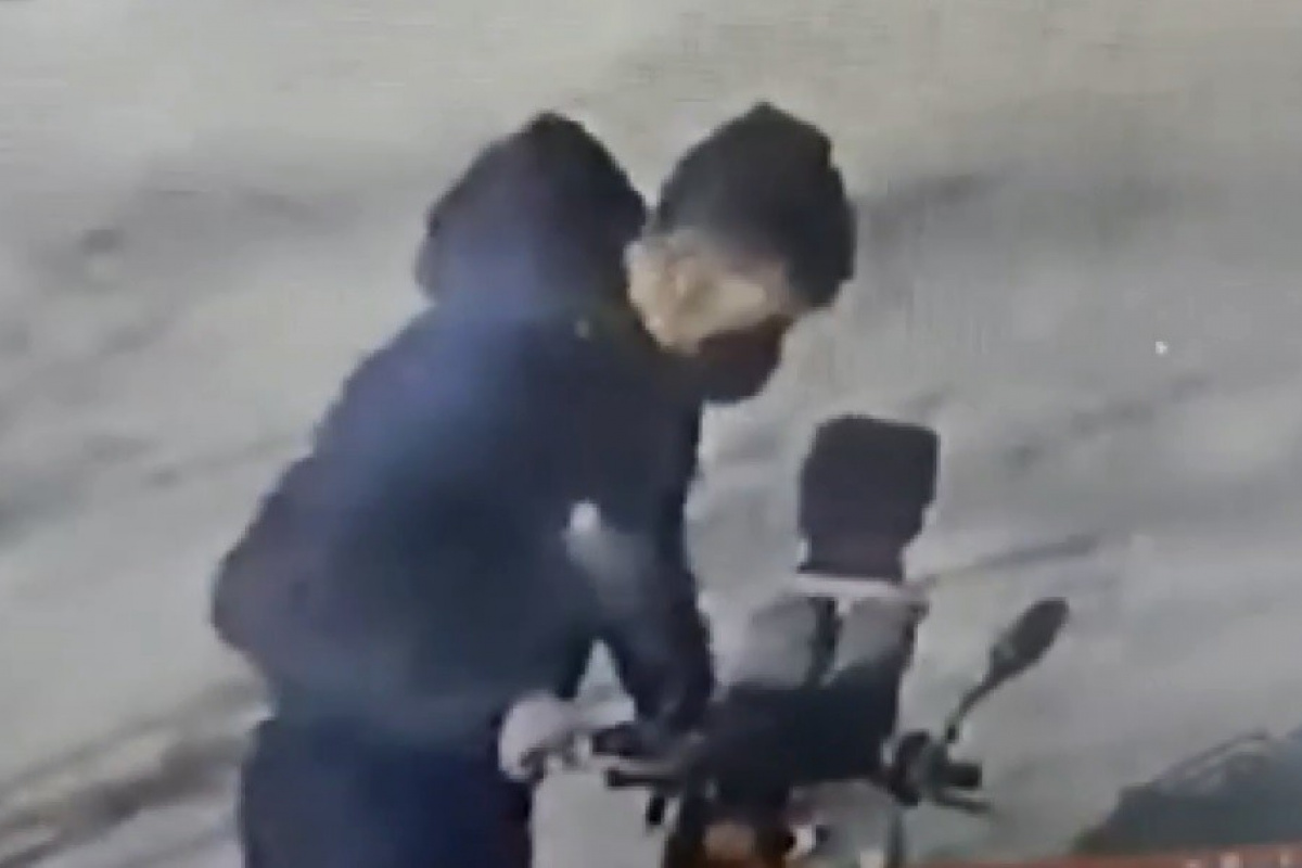 Elektrikli bisiklet hırsızını taktığı maske de kurtaramadı