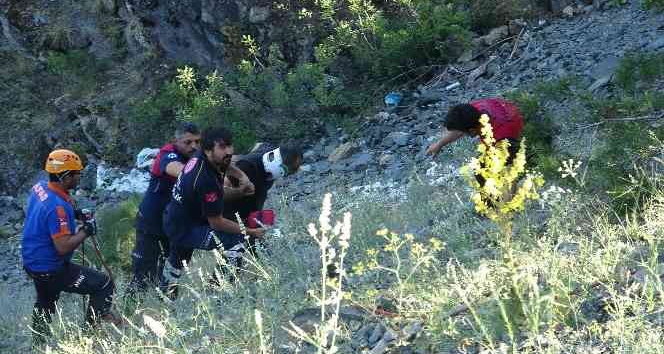 Kayalıklardan düşen kişiyi AFAD ekipleri kurtardı