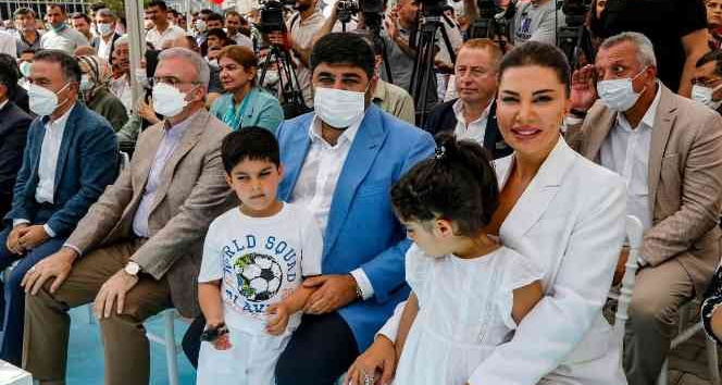 Ebru Yaşar Gülsever Ortaokulu’nda ilk karne sevinci